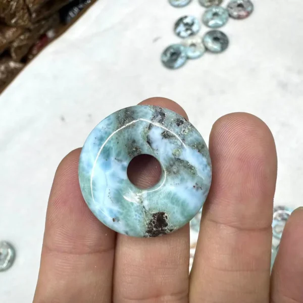 Pendentif  Éclat d’Atlantide  - Larimar de 30mm en Forme de Donut – Image 3